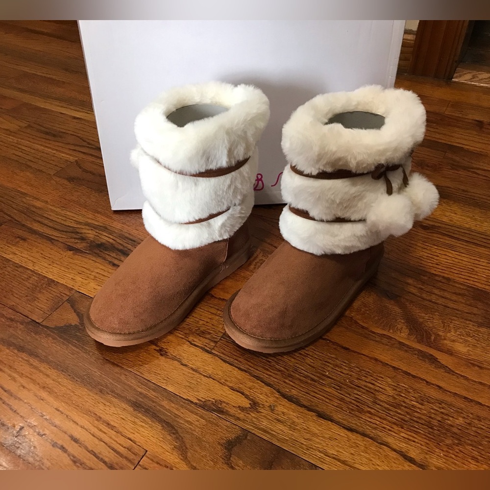NEW Girls Sugar Freya Chestnut Color Fur Boots Booties Shoes NIB NWT
Size 1